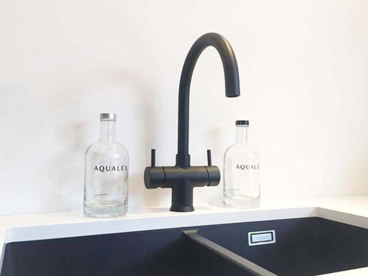 boezem Veilig Blazen Een stijlvolle uitstraling met een zwarte keukenkraan | AQUALEX